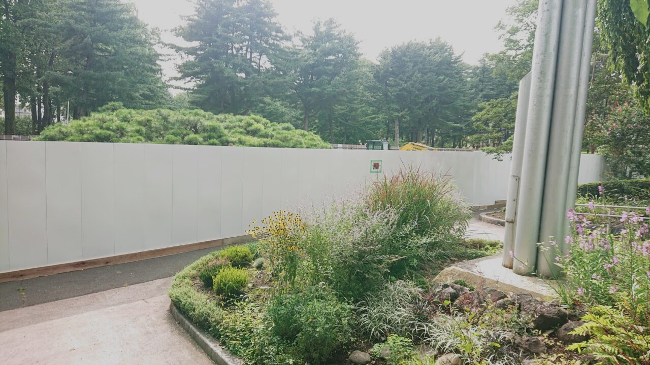 仮囲いされたトイレ建設予定地 盛岡城跡公園のもりおか歴史館側