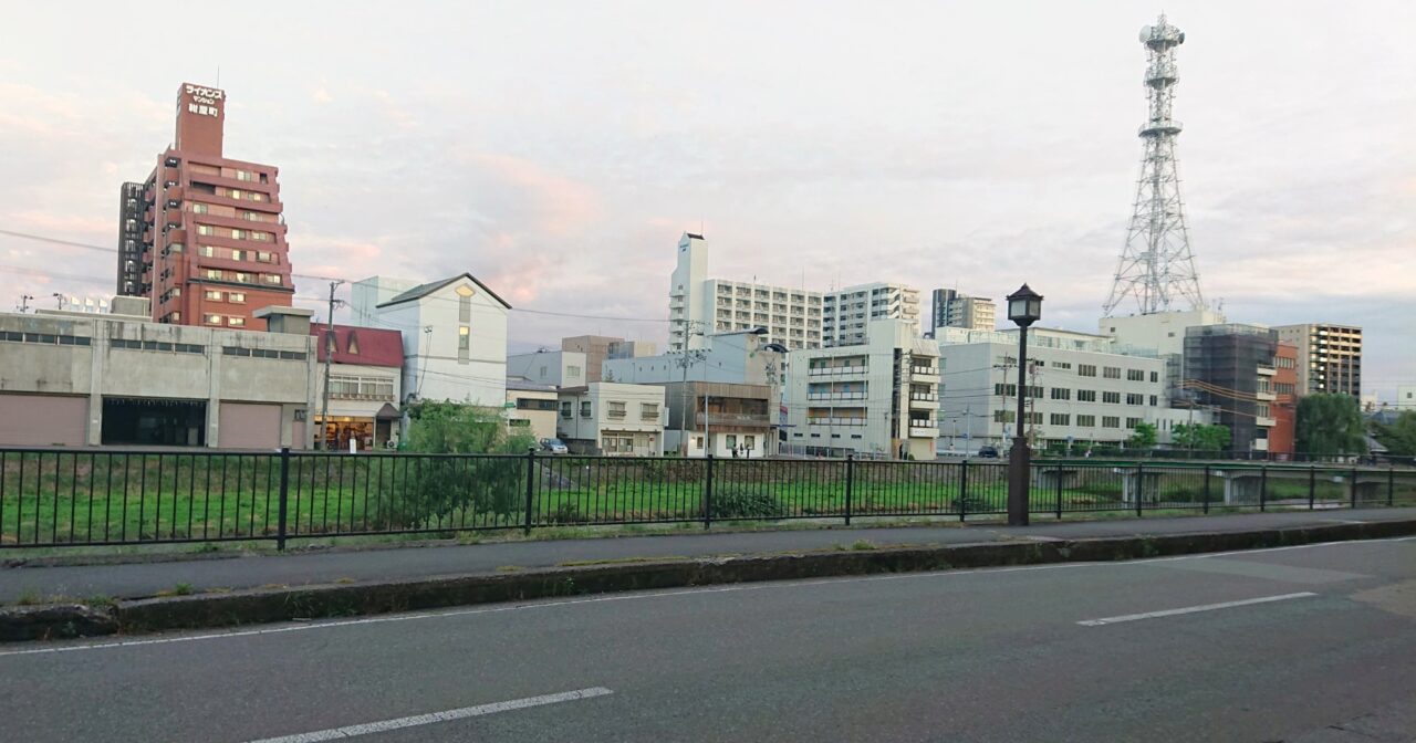 大きなイチョウの木の下で会場か周辺から見える中津川の対岸の様子2609