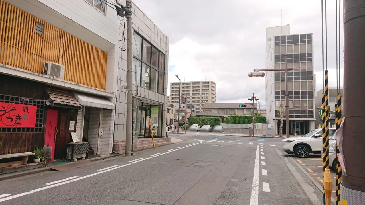 交通量の多い中央通の裏路地にある栄ぜん2609