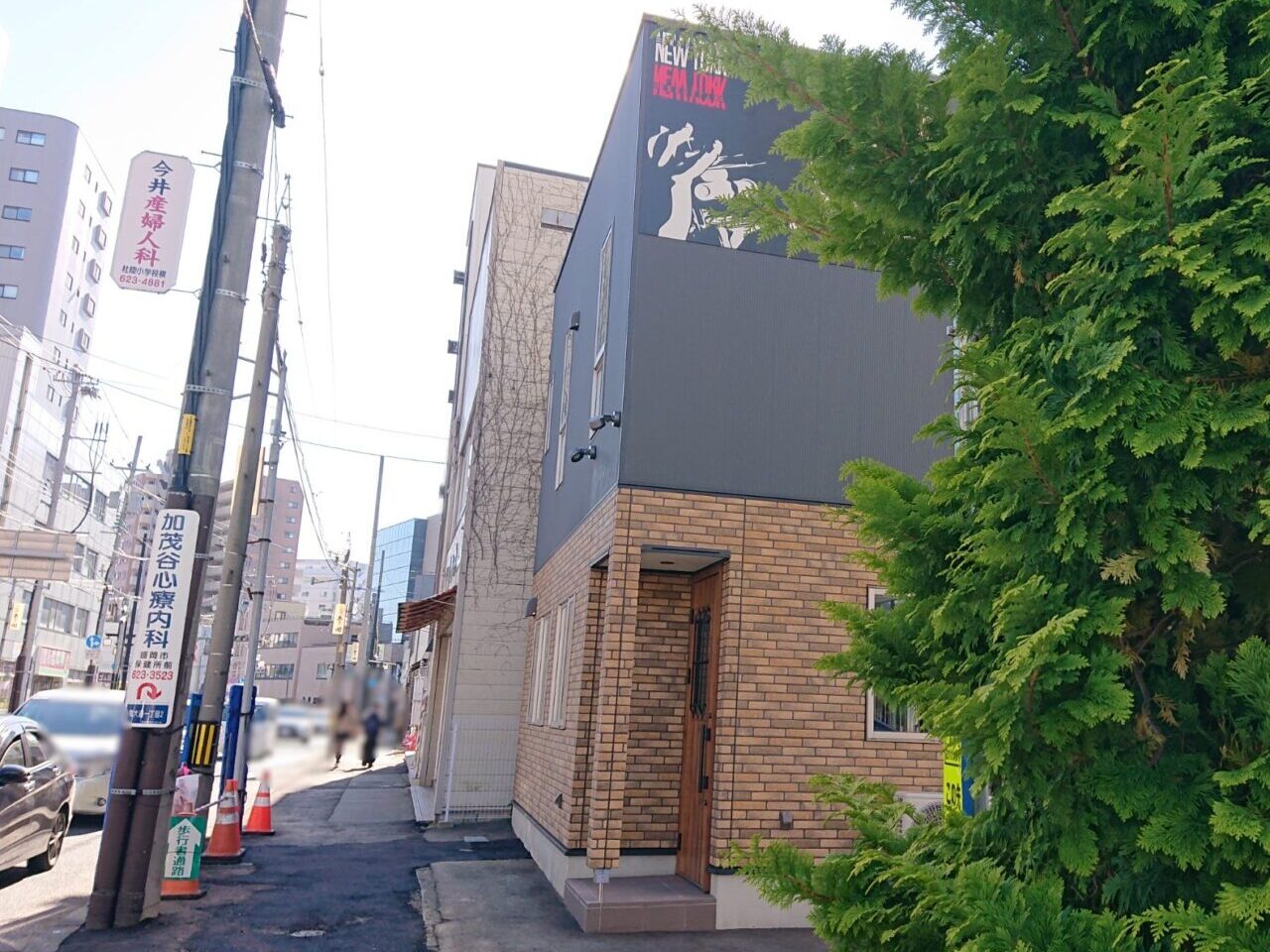 ランチやスイーツが楽しめるハチカドの外観（開店準備中）