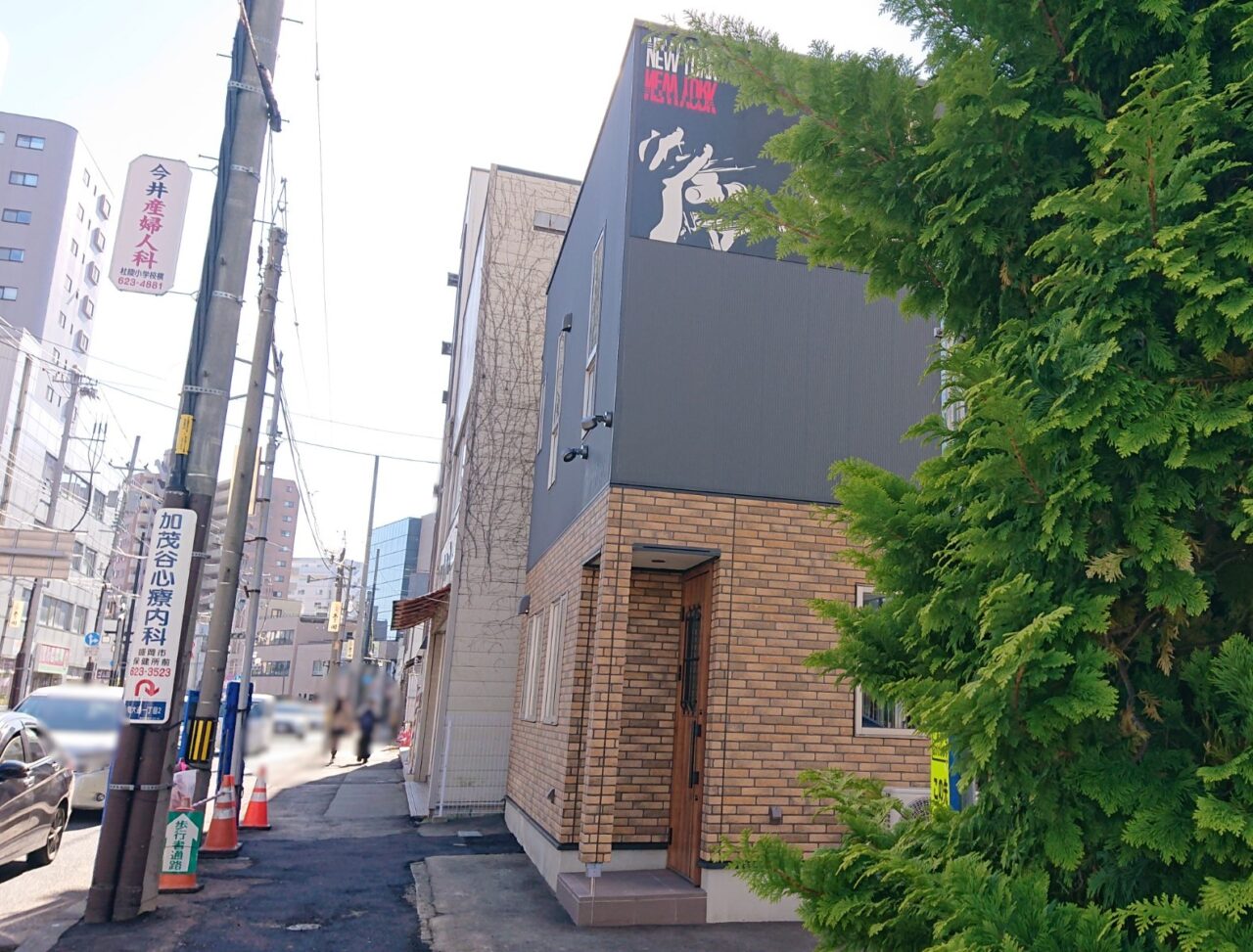ランチやスイーツが楽しめるハチカドの外観(開店準備中)